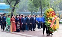 Lãnh đạo thành phố Hà Nội đặt hoa tưởng niệm tại Tượng đài V.I.Lênin