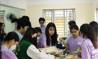 Học sinh trường chuyên Hà Nội vào bếp nấu cơm, phát miễn phí cho người nghèo