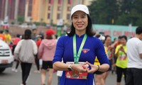 Chuyện người mặc áo dài xanh trên đường chạy Tiền Phong Marathon