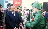 Chủ tịch Hà Nội Trần Sỹ Thanh tiễn tân binh lên đường nhập ngũ