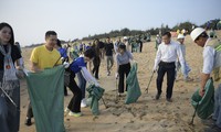 Tiền Phong Marathon 2024 đồng hành cùng hoạt động dọn sạch bãi biển