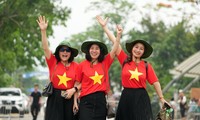 Dòng người &apos;vượt nắng, thắng mưa&apos;, đổ về các địa điểm lịch sử ở Điện Biên Phủ
