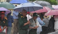 Người dân đội mưa chờ xem diễu binh, diễu hành Kỷ niệm 70 năm Chiến thắng Điện Biên Phủ