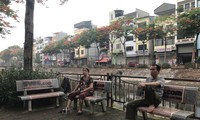 Truy tìm đối tượng sơn tên web cờ bạc lên ghế đá ở Hà Nội