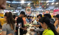 Xếp hàng mua thực phẩm tại siêu thị "thời" corona