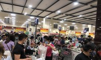 Dân Sài Gòn xếp hàng đi siêu thị lúc nửa đêm