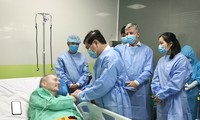 Bệnh nhân 91 vui mừng bắt tay lãnh đạo TPHCM (ảnh: BVCC)