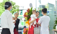 Người dân Quảng Nam đưa trẻ em đến tiêm vắc-xin tại VNVC