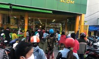 Dân Sài Gòn &apos;rồng rắn&apos; đi chợ khi siêu thị chưa mở cửa