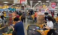 Người dân mua thực phẩm tại siêu thị trước ngày TPHCM siết giãn cách