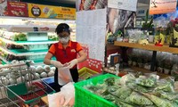 Nhân viên siêu thị Sài Gòn soạn hàng, cân ký theo đơn hàng đã được gửi trước đó