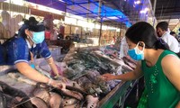 Người dân TPHCM kéo nhau đi mua thịt, cá, tôm, cua... giá rẻ