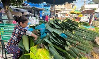 Hiu hắt chợ lá dong duy nhất ở Sài Gòn ngày cuối năm