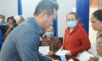 Hội Doanh nhân trẻ Việt Nam trao quà cho nạn nhân chất độc da cam tại Long An