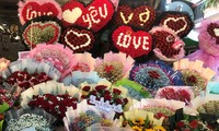 Hoa Valentine trang trí bắt mắt giá tiền triệu kèm lời nhắn bá đạo