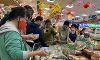 Chợ họp xuyên đêm, khách &apos;tràn&apos; vào siêu thị từ mờ sáng 28 Tết