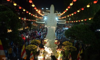 Người dân TPHCM đi lễ chùa từ khuya, thực hiện 5k chống dịch