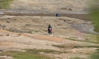 Cảnh lạ mắt người dân chạy xe máy dưới lòng hồ ở Hà Tĩnh
