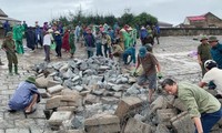Hàng trăm người đội mưa ‘vá’ kè sạt lở ở Hà Tĩnh 