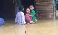 Công an, quân đội hỗ trợ người dân vùng ngập lụt ở Hà Tĩnh