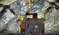 Cận cảnh robot đào hầm xuyên núi trên cao tốc qua Hà Tĩnh