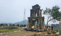 ‘Thần đèn’ di dời cổng đền hàng trăm năm tuổi ở Hà Tĩnh 