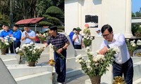 Anh Bùi Quang Huy dâng hương tại ngã ba Đồng Lộc và Khu tưởng niệm Anh hùng liệt sĩ Lý Tự Trọng