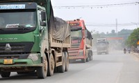 Hàng trăm xe tải hạng nặng đại náo đường quê Hà Tĩnh, người dân bức xúc