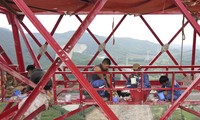 Bữa trưa cheo leo trên đỉnh trụ điện cao 145 mét
