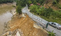 Nơm nớp đi qua tuyến đường bị &apos;cày xé&apos; do mưa lũ ở Lào Cai 