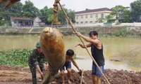 Trục vớt, hủy nổ quả bom cạnh mép sông ở Hà Tĩnh