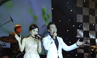 MC Hoài Anh hát say sưa trên sân khấu live show