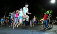 Giới trẻ đổ xô nhảy dây, kéo co ở phố đi bộ Hồ Gươm