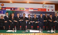 Bí thư T.Ư Đoàn, Phó Chủ nhiệm Thường trực Ủy ban quốc gia về thanh niên Nguyễn Long Hải (đứng thứ 4 từ trái sang) chụp ảnh lưu niệm cùng đại diện lãnh đạo các nước ASEAN