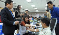 Nhà báo Lê Xuân Sơn và Hoa hậu Việt Nam Đỗ Mỹ Linh thăm hỏi, động viên cán bộ công nhân viên Samsung tại Bắc Ninh hiến máu trong chương trình Chủ nhật Đỏ