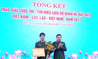 Trung tướng Lê Hiền Vân - Phó Chủ nhiệm Tổng cục Chính trị QĐND Việt Nam trao giải nhất cuộc thi