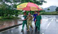 Thanh niên tình nguyện đội mưa tiếp sức sĩ tử