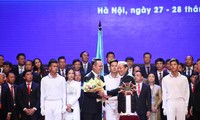 Phó Thủ tướng thường trực Trương Hoà Bình tặng hoa chúc mừng tân Chủ tịch T.Ư Hội Doanh nhân trẻ Việt Nam. Ảnh: Như Ý