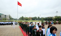 Đại biểu Đại hội toàn quốc Hội Sinh viên Việt Nam báo công dâng Bác