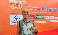 Lão tướng 66 tuổi Nguyễn Đỗ Hùng chinh phục cự ly full marathon giải Tiền Phong. Ảnh: Tường Kha