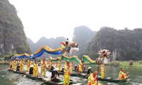 Hàng trăm người rước rồng trên sông Tràng An 