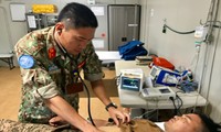 Thiếu tá, Bác sĩ Hồ Ngọc Phát tham gia cấp cứu bệnh nhân
