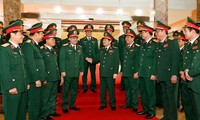 Đại tướng Ngô Xuân Lịch trao đổi với các tướng lĩnh, sĩ quan cao cấp tại Bộ Tư lệnh Quân khu 1, ngày 3/10. Ảnh: CTV