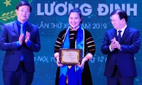 Phó Thủ tướng Trịnh Đình Dũng và Bí thư thứ nhất T.Ư Đoàn Lê Quốc Phong trao giải thưởng Lương Định Của năm 2019 cho Lưu Thị Hòa.