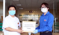 Đại diện Hội Thầy thuốc trẻ Việt Nam trao quà của Bí thư thứ nhất T.Ư Đoàn Lê Quốc Phong đến y, bác sĩ Bệnh viện Nhiệt đới Trung ương