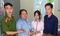 Hoàng Thị Khánh Nhung trao lại tiền cho người đánh rơi chiều 10/6. Ảnh: CTV