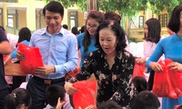Bà Trương Thị Mai và anh Nguyễn Ngọc Lương tặng quà thiếu nhi trong chương trình "Trung thu cho em". Ảnh: Thanh Nga