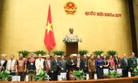 Chủ tịch Quốc hội Nguyễn Thị Kim Ngân tặng quà các đại biểu tại buổi gặp mặt. Ảnh: Minh Thu