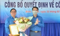 Anh Nguyễn Ngọc Lương trao quyết định đi thực tế cơ sở tại Tỉnh Đoàn Bình Thuận
