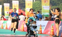 Hai mẹ con chị Linh hoàn thành cự ly 5km. Ảnh: Trọng Tài